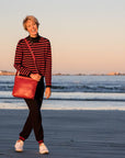 Orlando - crossbody leather bag mood image beach