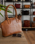 Poppy - leather bag mood image showroom