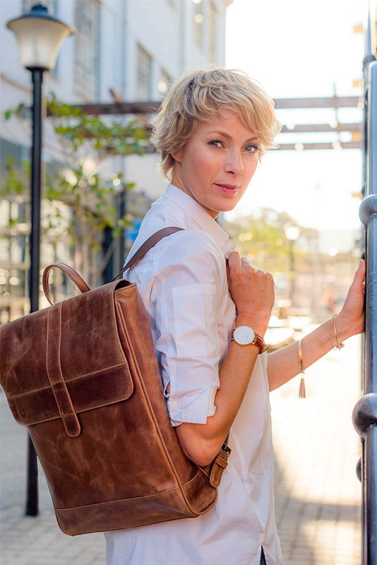 Munich 13" - backpack leather bag mood image close up