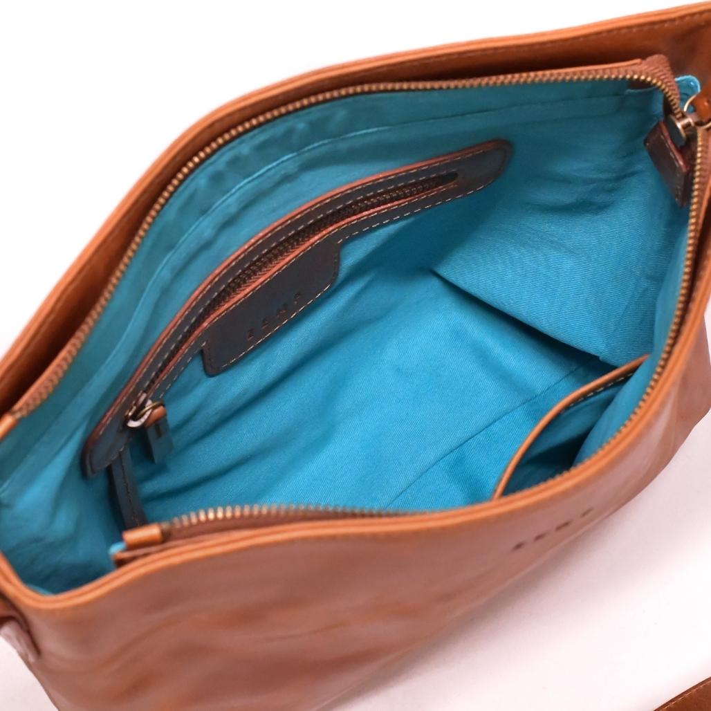 Orlando - crossbody leather bag inside