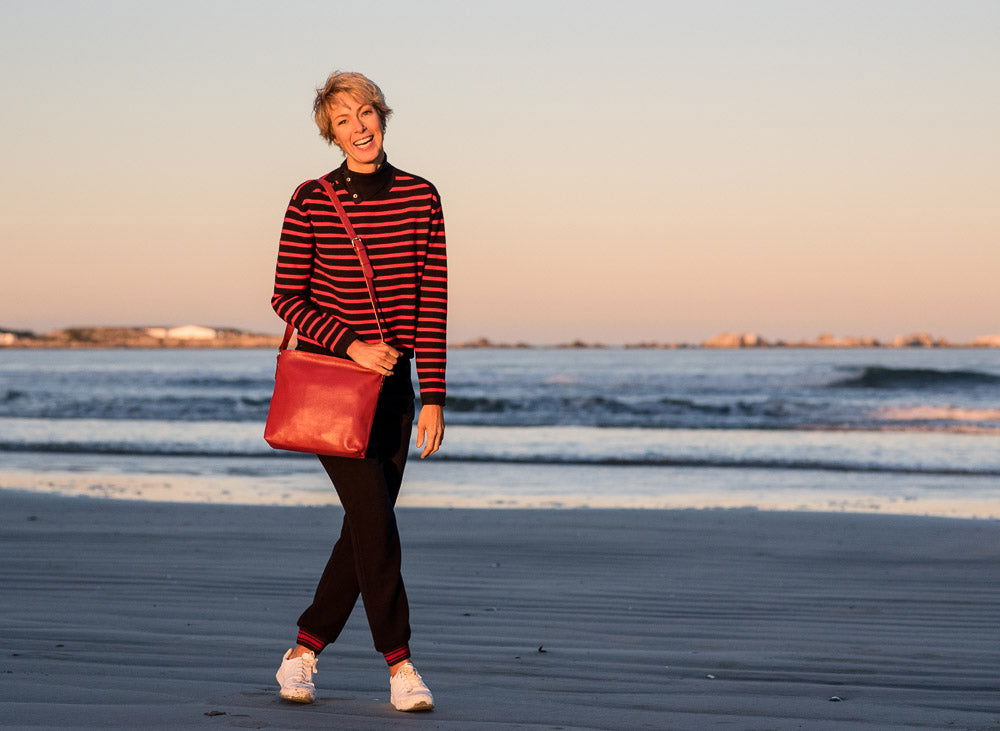 Orlando - crossbody leather bag mood image beach