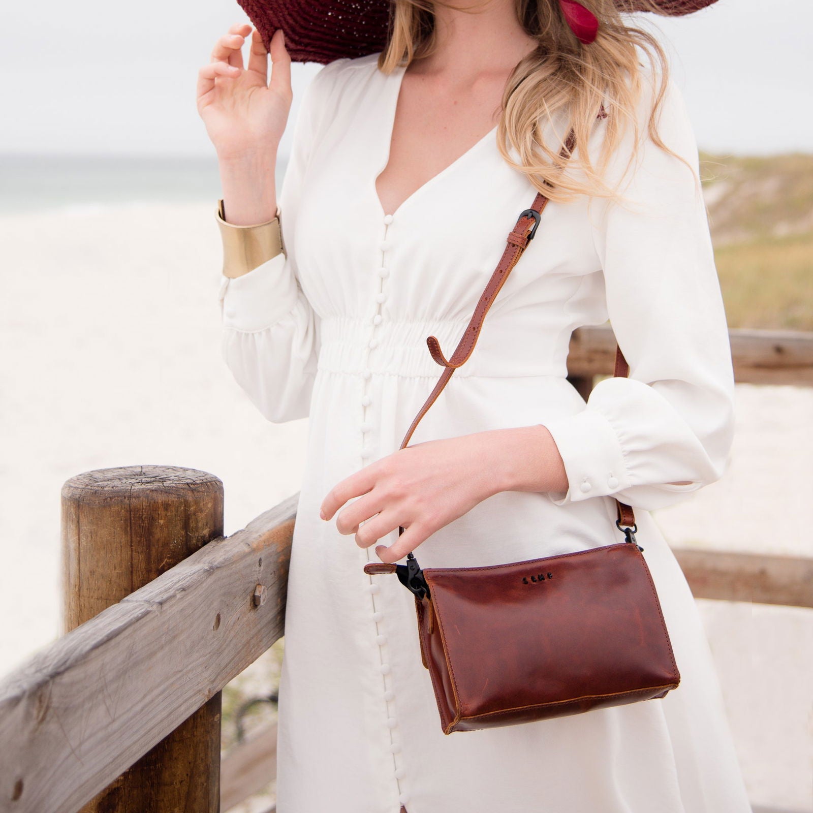Palau - crossbody leather bag mood image beach