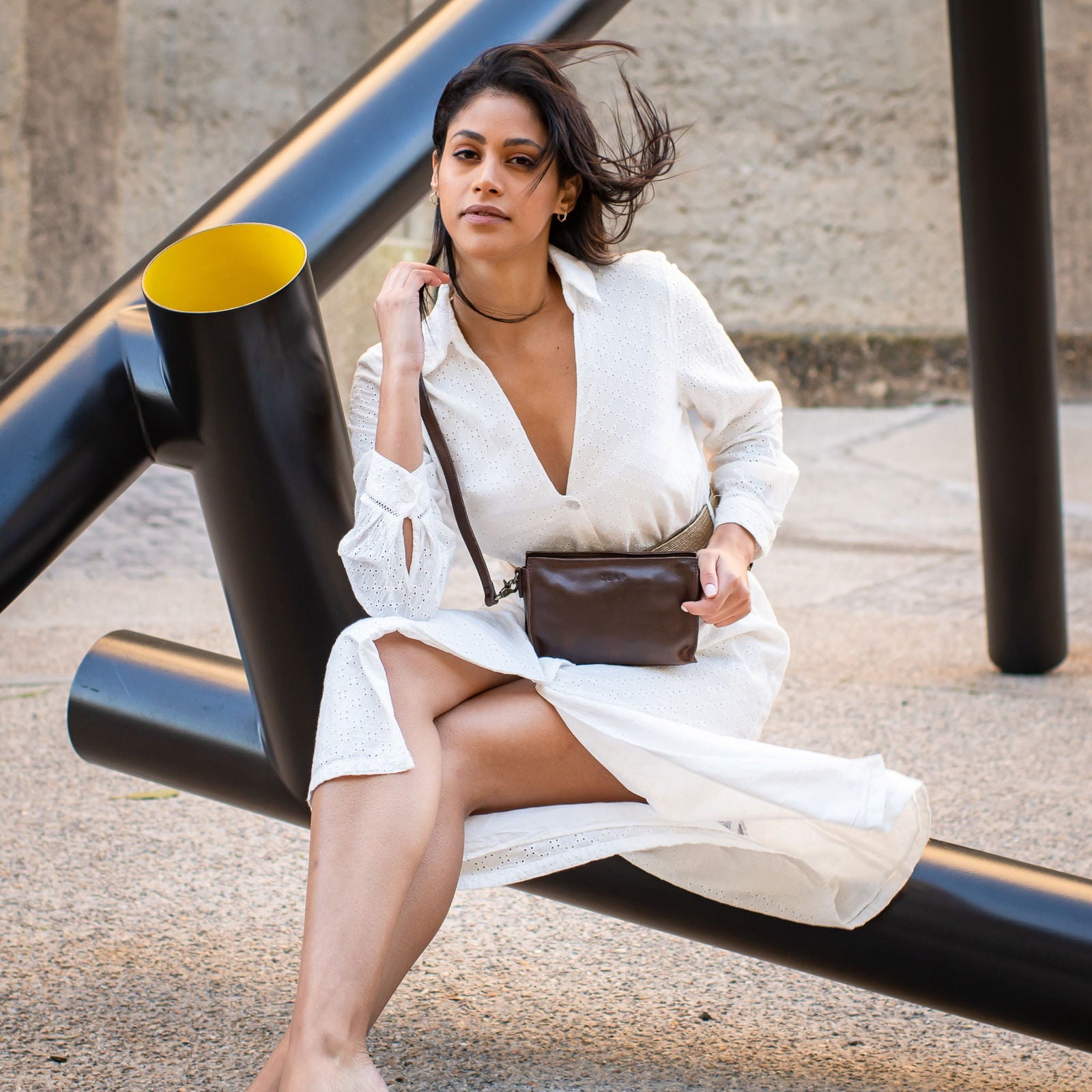 Palau - crossbody leather bag mood image seated