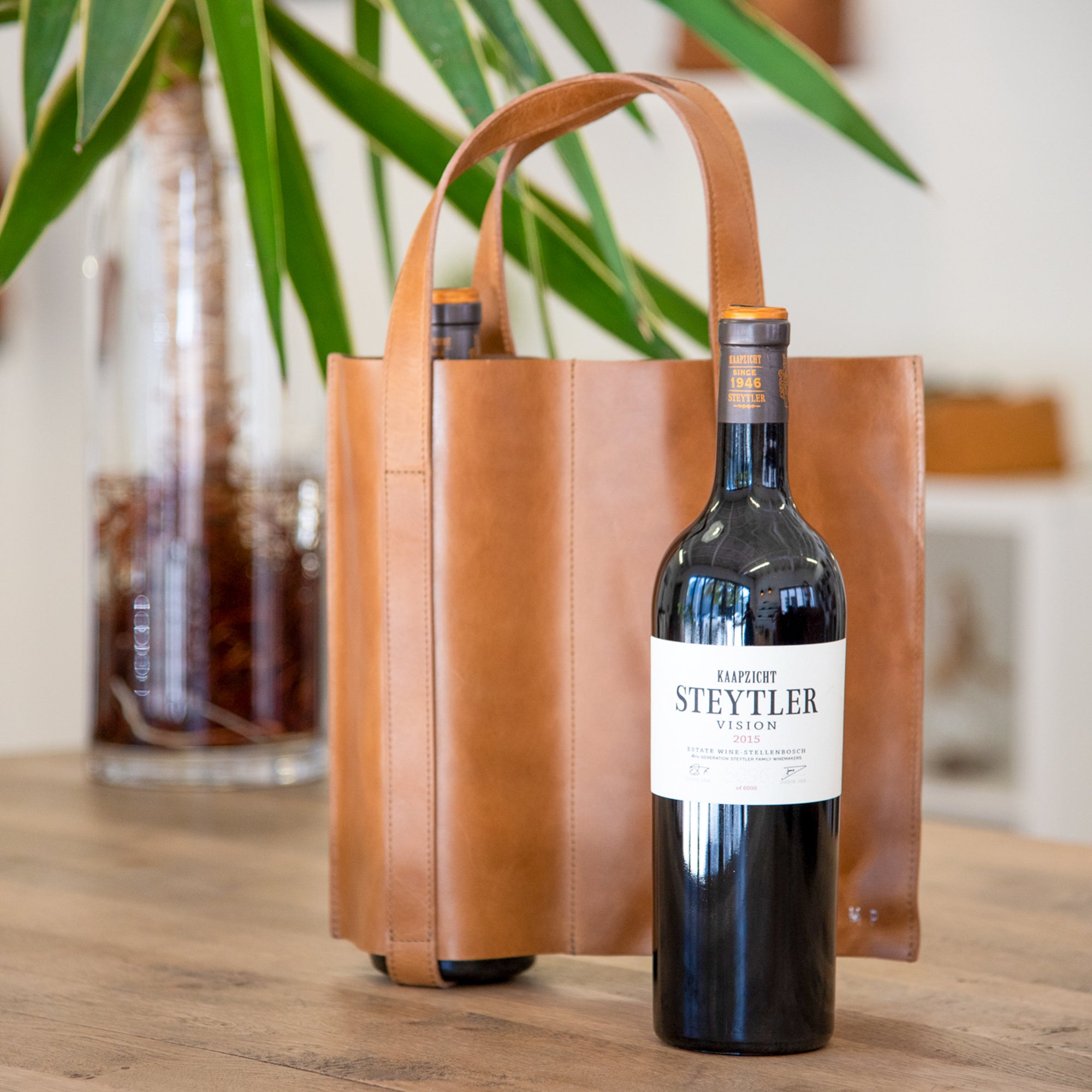 Leather carrier with a wine bottle - Picnic 2 mood