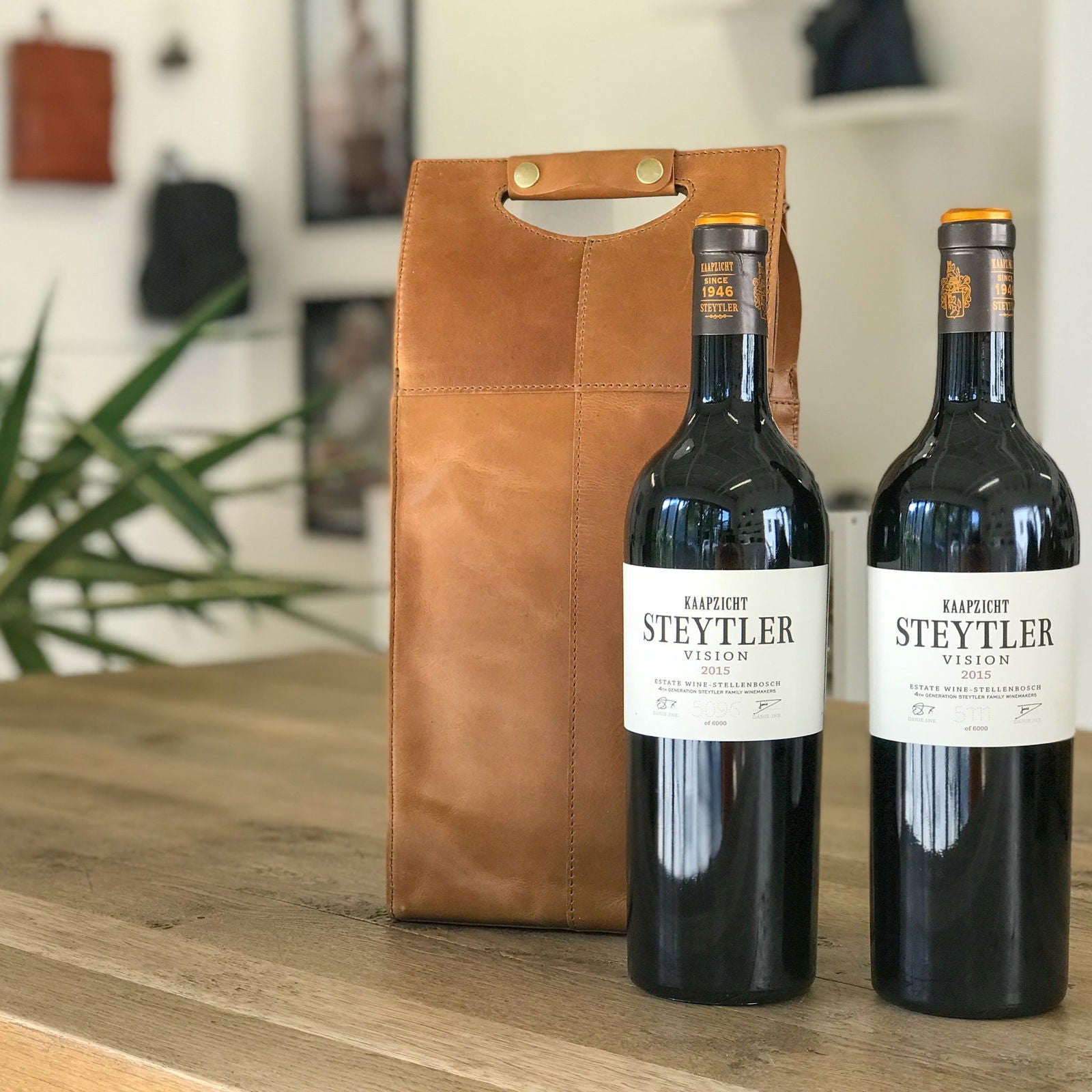 Pinotage 2 - wine carrier leather bag mood image