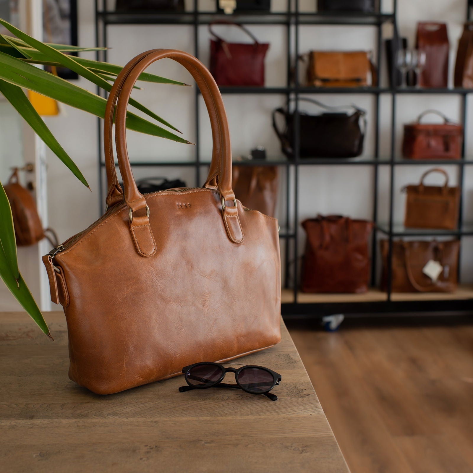 Poppy - leather bag mood image showroom