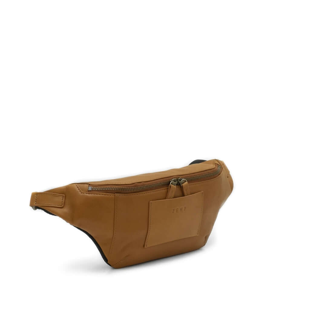 Pellegrino M - leather moonbag side wc