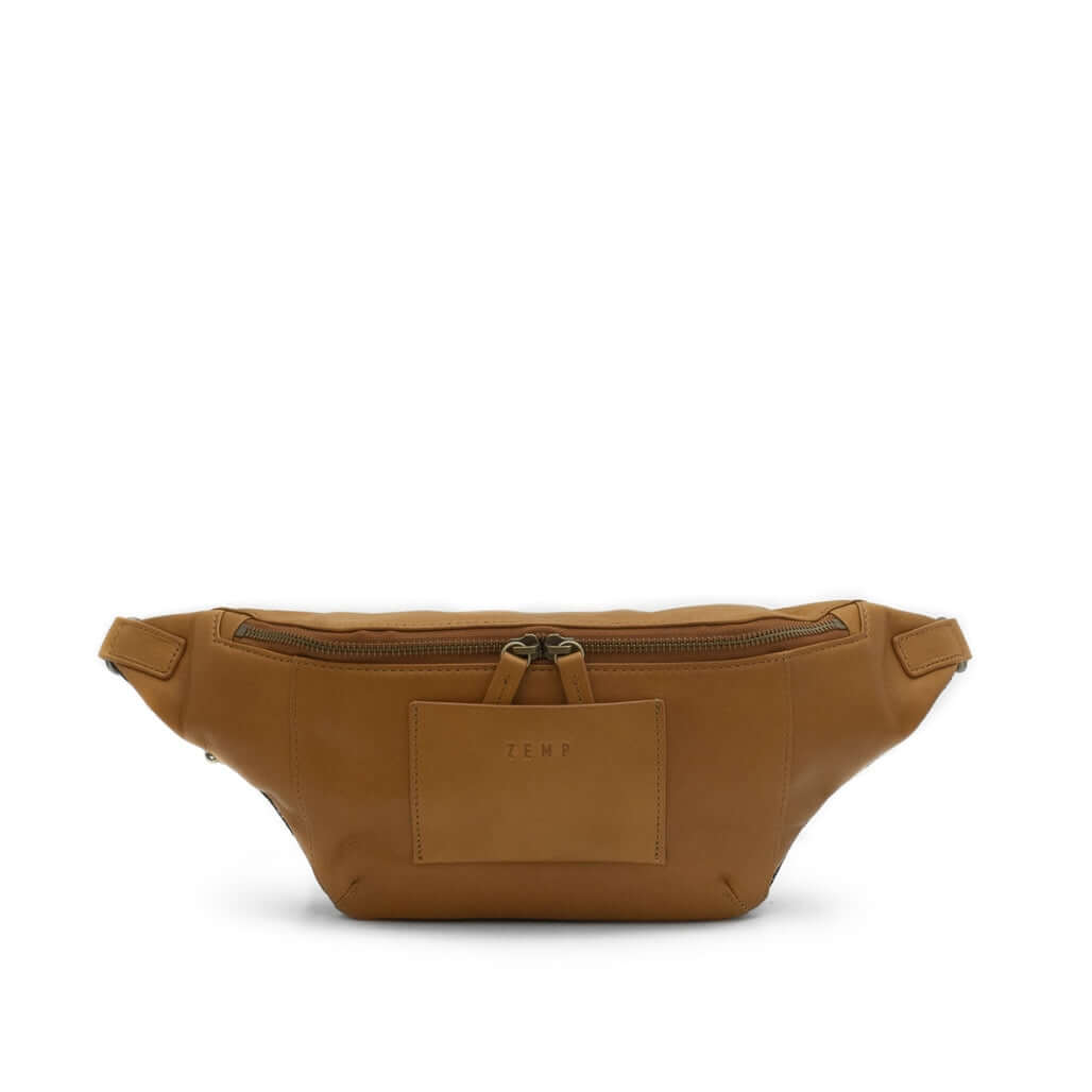 Pellegrino M - leather moonbag front wc